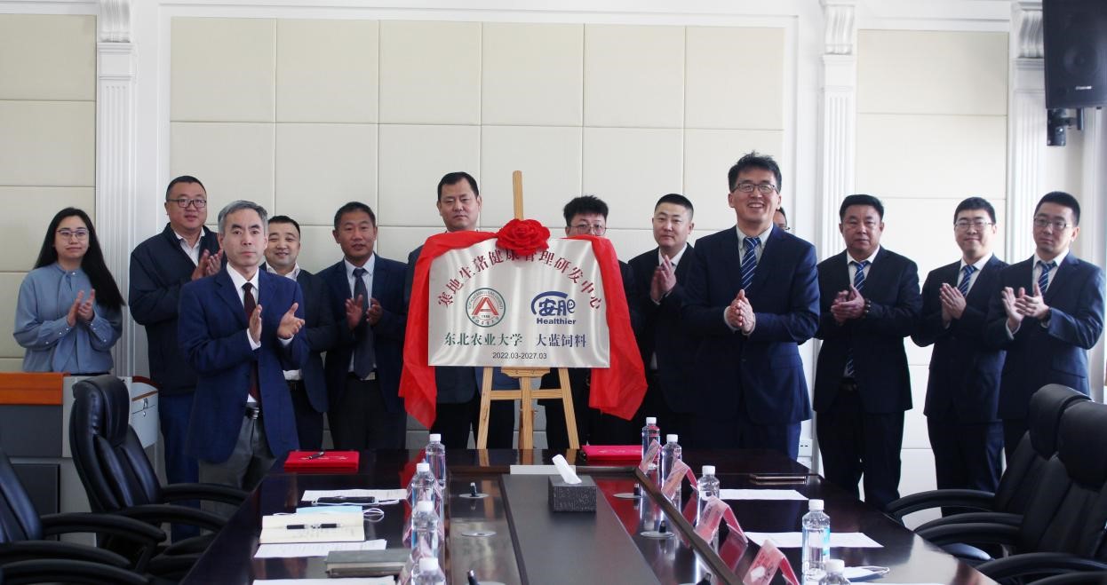 孙占峰副董事长与郑世华董事长为研发中心揭牌.jpg 孙占峰副董事长与郑世华董事长为研发中心揭牌.jpg